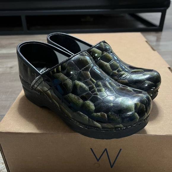 Dansko Crocodile Green Clogs Comfort Shoes - Picture 7 of 7